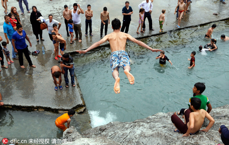 伊朗遭遇40多度高温 民众水池中玩水降温