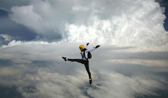 俄罗斯19岁女孩成空中舞者 挑战云中漫步
