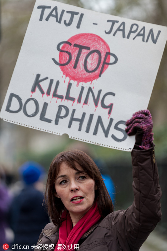 伦敦民众在日本使馆外示威 抗议捕杀海豚