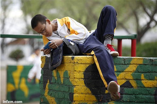 河北沧州12名学生用手机被劝退 校方:无奈之举