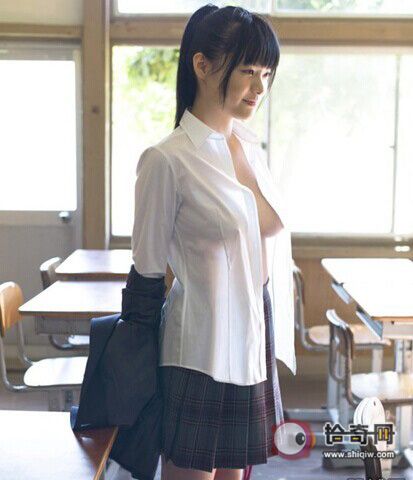 18岁日本女星教室换衣尺度大 雪嫩豪乳翘臀