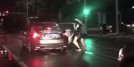 西双版纳一对男女等红灯时下车热舞 警方：一时兴起已警告