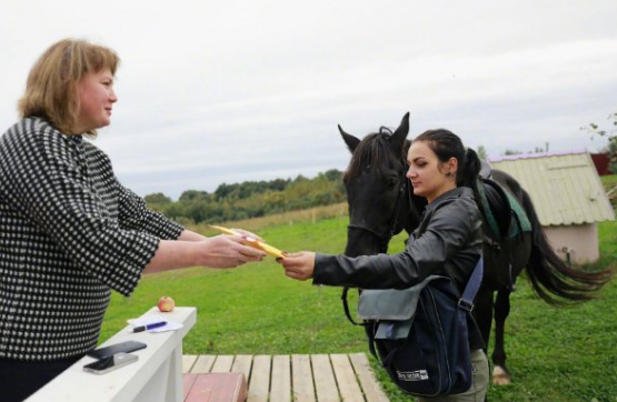 俄23岁美女骑马送快递去年双11一天送18个包