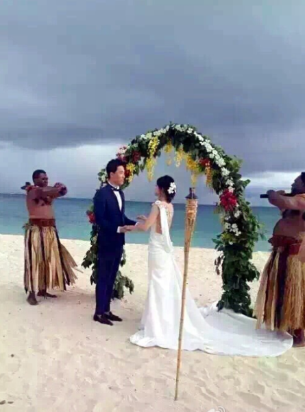 曝刘翔吴莎斐济秘密结婚 在沙滩边上完成简单的结婚仪式