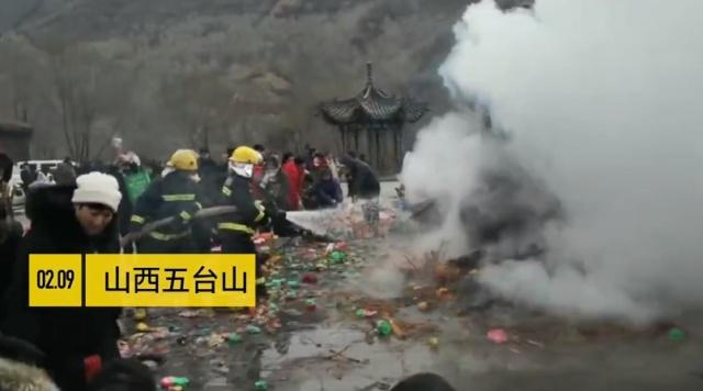 五台山香炉被烧塌，游客继续烧香祈福