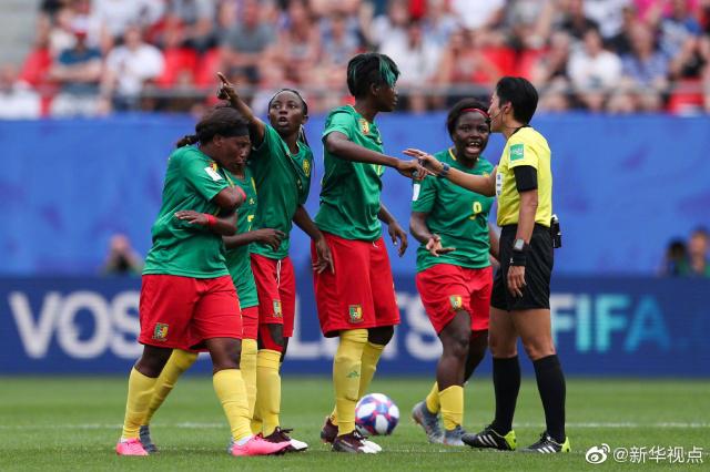 中国女裁判世界杯遭喀麦隆球员推搡，疑遭报复