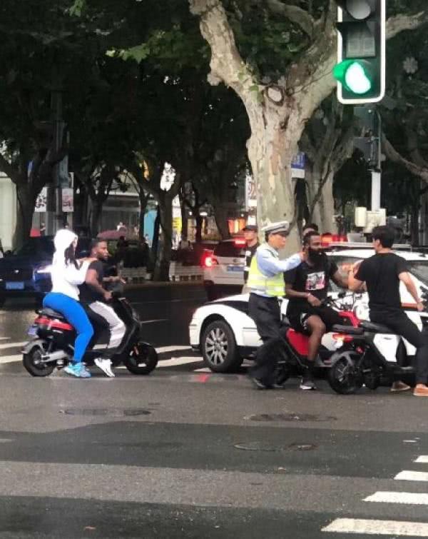 NBA球星哈登上海街头骑电动车违规，被交警拦下