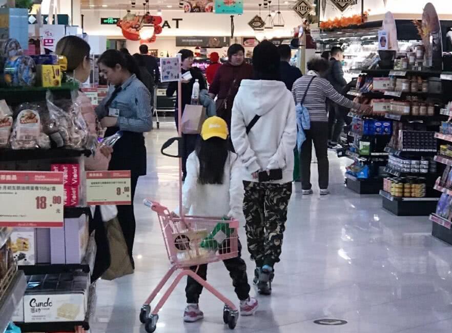 李小璐带甜馨逛超市被偶遇 母女俩互动温馨有爱